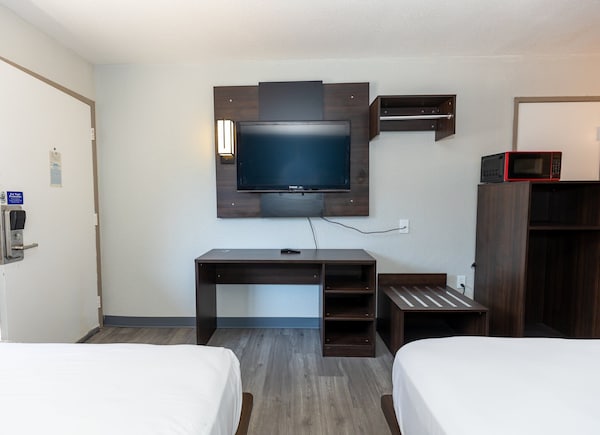 Lubbock Inn & Suites - Lubbock, TX