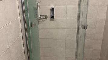 Dusche, Haartrockner, Bidet, Handtücher