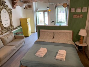 Tabla de planchar con plancha, wifi y ropa de cama 