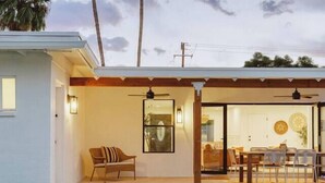 A residential property with a swimming pool, a patio area with seating, and a view of palm trees. - LUXE - SOTO Luxury House in Old Town Scottsdale (Scottsdale)