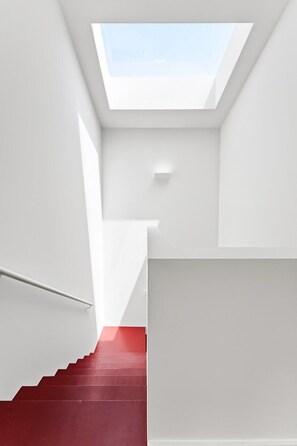 A staircase with a skylight leading to a landing. - GuestReady-Charming Aveiro Home (Aveiro)