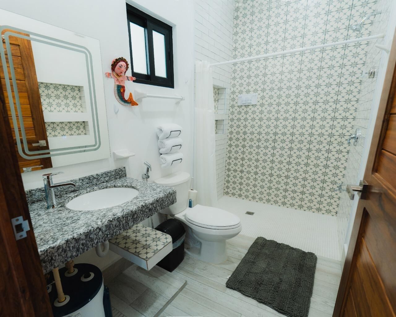 Dusche, Handtücher, Seife, Toilettenpapier