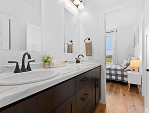 Een douche, een haardroger, handdoeken, zeep