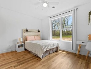 Een strijkplank/strijkijzer, wifi, beddengoed