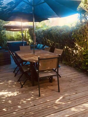 Outdoor dining - Holiday Home 'Maison Du Cap Jacuzzi, Tennis, Clim' with Private Terrace, Wi-Fi and Air Conditioning (Agde)