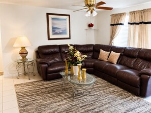 TV - Charming Old-Sarasota -Florida Home - Cozy 2BR Retreat Near Beaches and Bay Park (Sarasota)