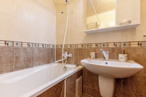 Haartrockner, Handtücher, Seife, Toilettenpapier