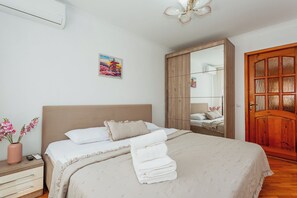 2 bedrooms, iron/ironing board, free WiFi, bed sheets - 2BR • Fireplace & Panoramic Views • Near Dendrarium (Chișinău)