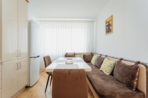 Dining - 2BR • Fireplace & Panoramic Views • Near Dendrarium (Chișinău)