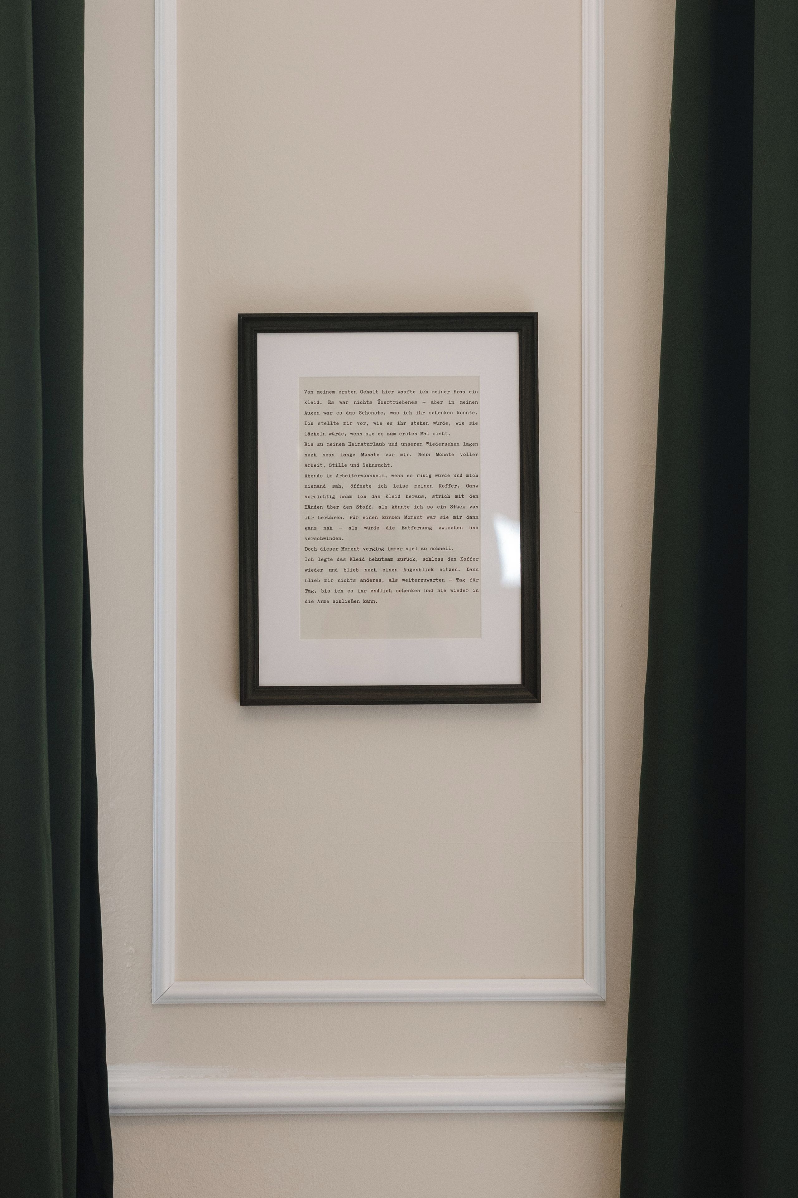 Un texto enmarcado en la pared con un diseño sencillo y limpio.
