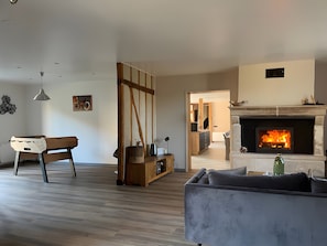 TV, fireplace, ping pong, stereo