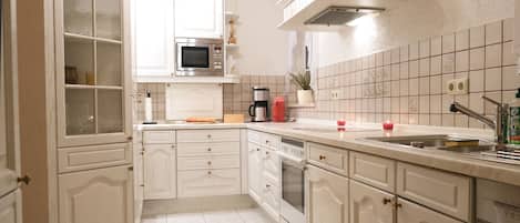 Wasserkocher mit Kaffee-/Teezubehör, Kühlschrank, Mikrowelle, Ofen
