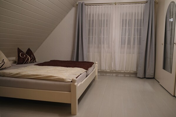 2 bedrooms, iron/ironing board, WiFi, bed sheets