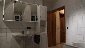 Een douche, handdoeken