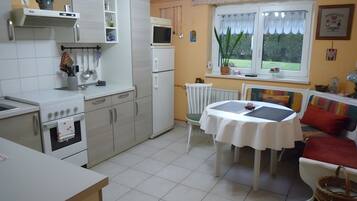 Coffee/tea maker, fridge, microwave, oven