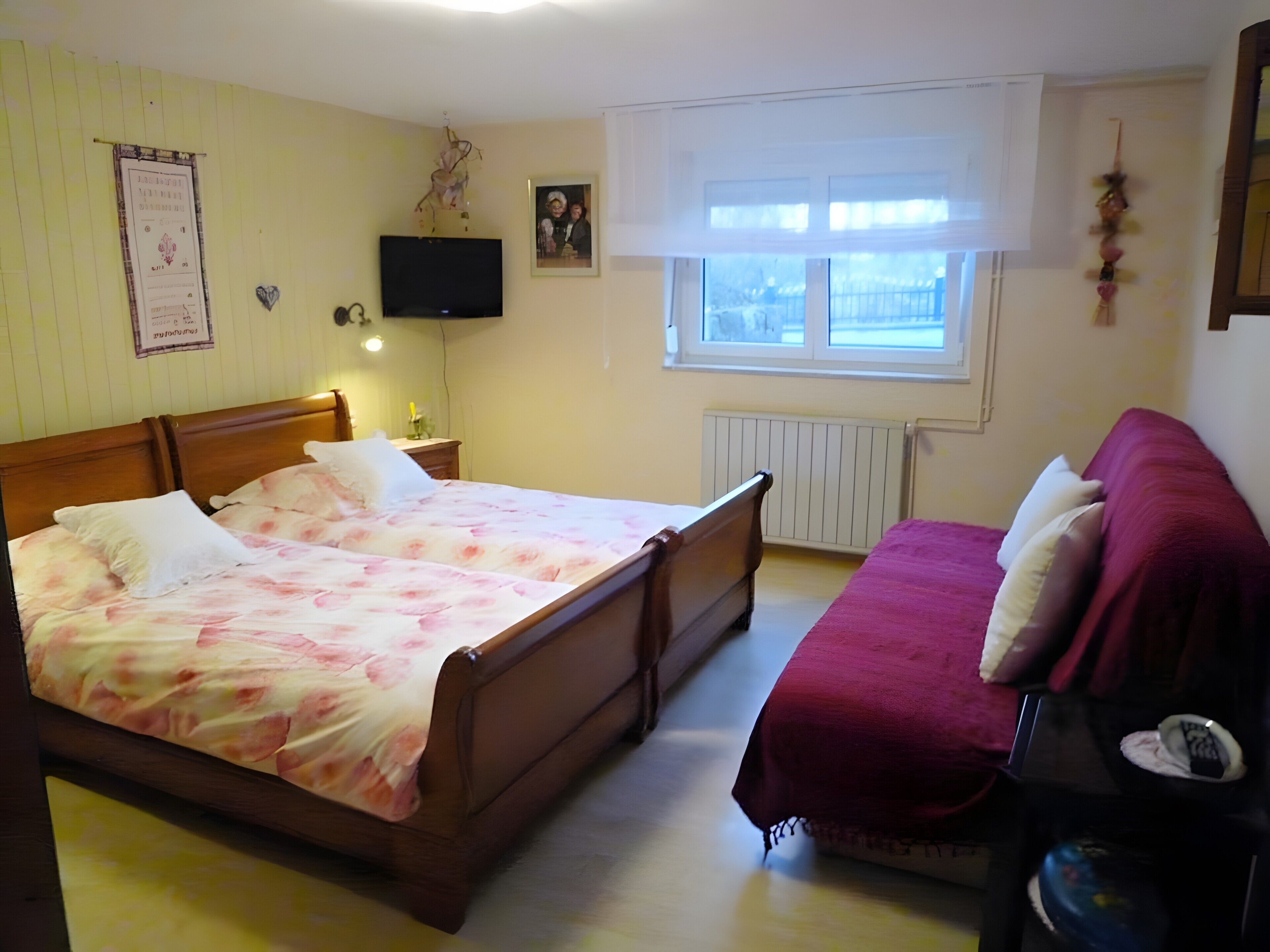 Iron/ironing board, WiFi, bed sheets