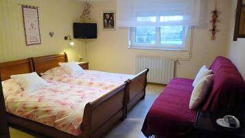 Iron/ironing board, WiFi, bed sheets