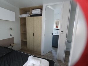 Room - New 2-bedroom mobile home for 4–6 people at a family-friendly campground right on the beach. (Quiberon)