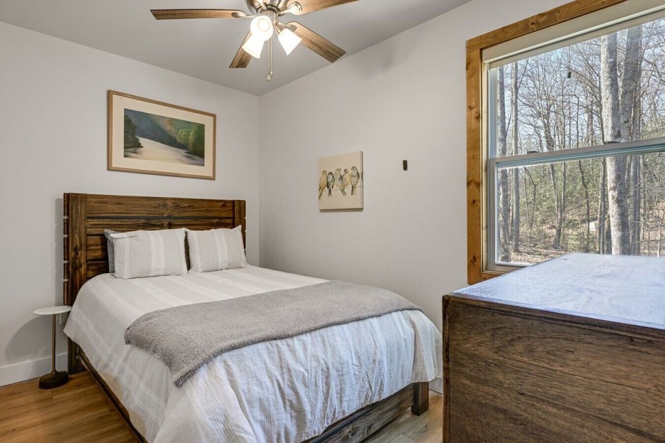 Desk, iron/ironing board, WiFi, bed sheets