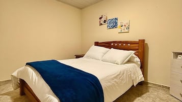 3 slaapkamers, een strijkplank/strijkijzer, gratis wifi, beddengoed