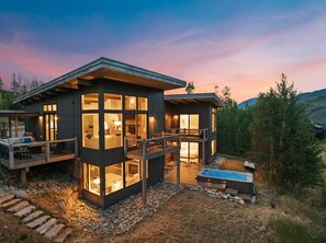 A modern two-story house with a deck, a hot tub, and a stone pathway. - NEW! Ultra Luxury Mtn Estate - Hot Tub, Firepits (Silverthorne)