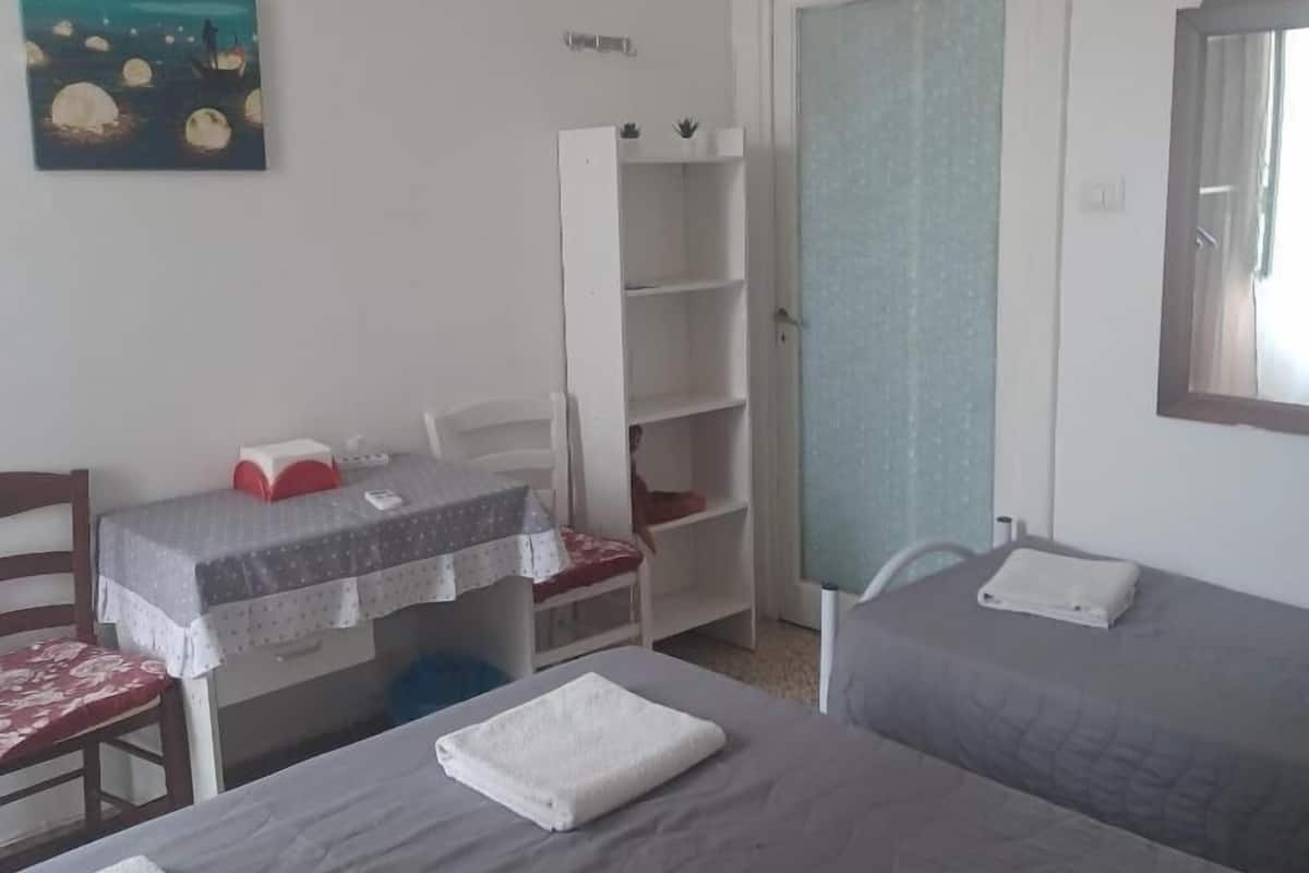 Habitación doble, balcón, vista a la ciudad | Escritorio, cortinas blackout y tabla de planchar con plancha
