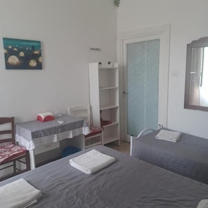 Kahden hengen huone, parveke, kaupunkinäköala | Työpöytä, pimennysverhot, silitysrauta/-lauta