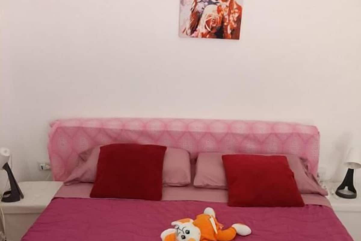 Habitación triple clásica, para no fumadores | Escritorio, cortinas blackout y tabla de planchar con plancha