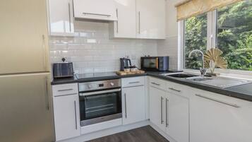 Dishwasher, cookware/dishes/utensils