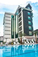 Piscina interna, piscina externa sazonal, guarda-sóis, espreguiçadeiras