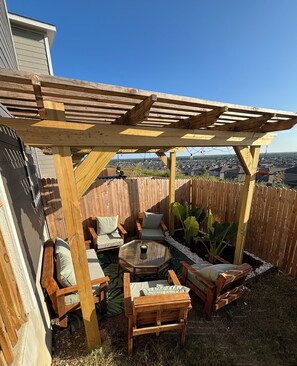 Outdoor dining - SolTerra - Beautiful 3Bed Home Minutes from Seaworld & Lackland BMT Graduation (San Antonio)