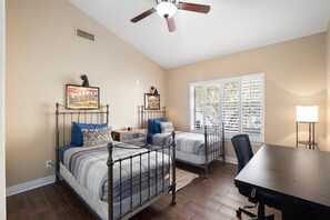 3 Schlafzimmer, Schreibtisch, Bügeleisen/Bügelbrett, WLAN
