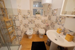 Dusche, Haartrockner, Bidet, Handtücher