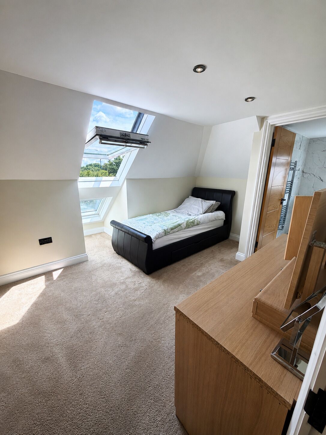 5 bedrooms, iron/ironing board, free WiFi, bed sheets