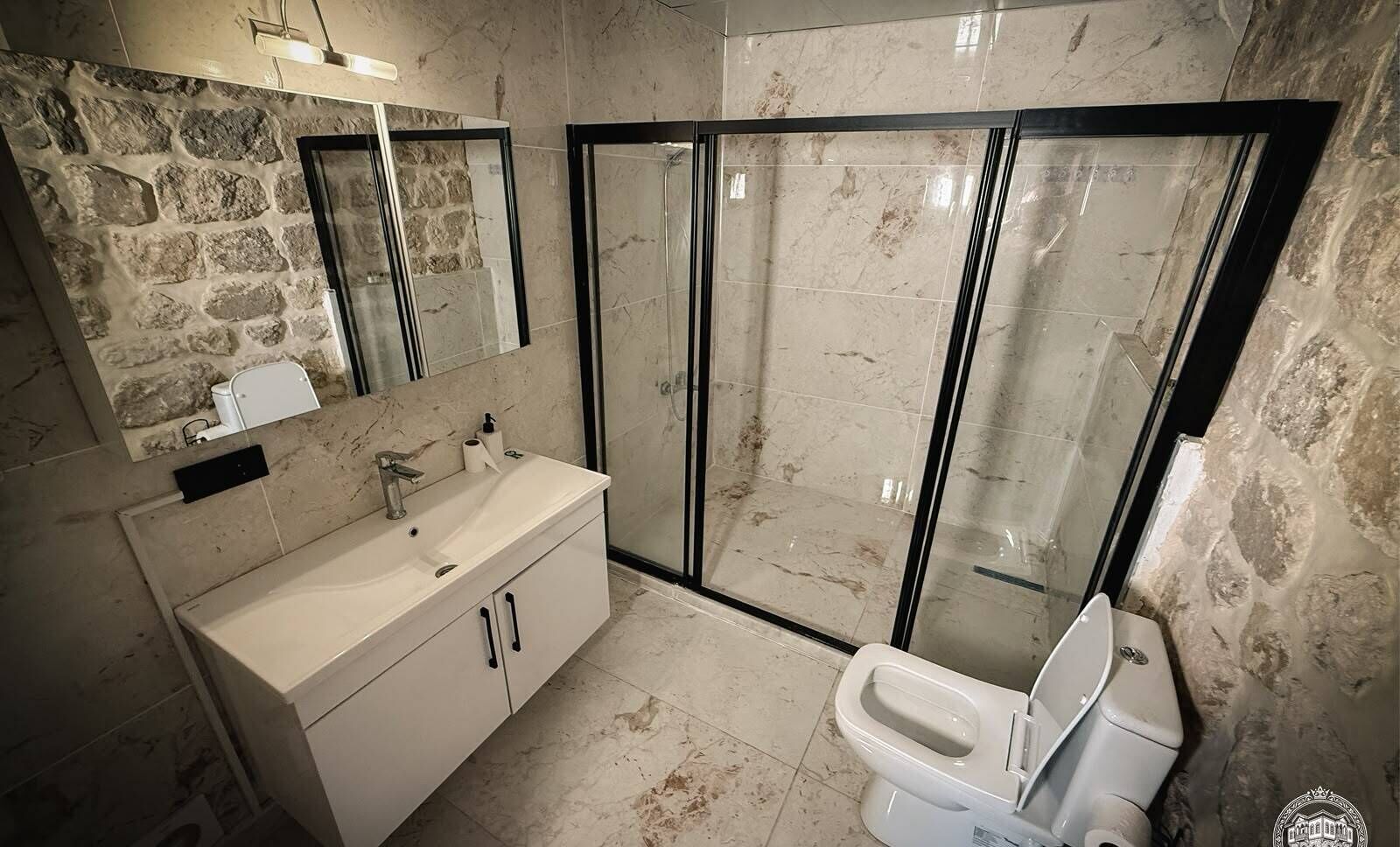 Familien-Dreibettzimmer | Badezimmer | Dusche, Regendusche, Haartrockner, Handtücher