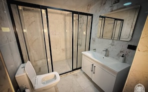 Family Suite, City View | Bathroom | Shower, rainfall showerhead, hair dryer, towels - MİRA KONAĞI  (Mardin)