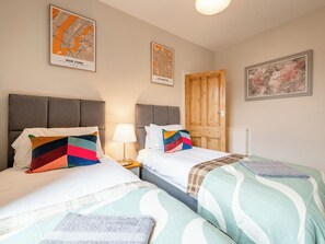 A hotel room with two beds, a wooden wardrobe, and wall-mounted maps of New York and Los Angeles. - 18 Mayville Avenue (Scarborough)