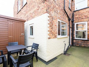 Outdoor dining - 18 Mayville Avenue (Scarborough)