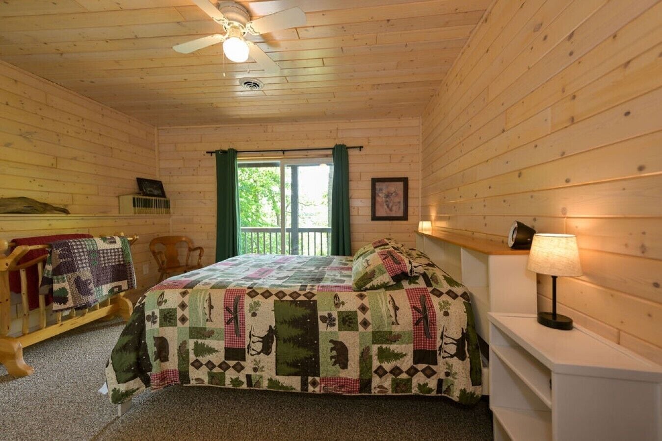 Una habitación con cama, una silla, un escritorio, una lámpara y una ventana con cortinas.