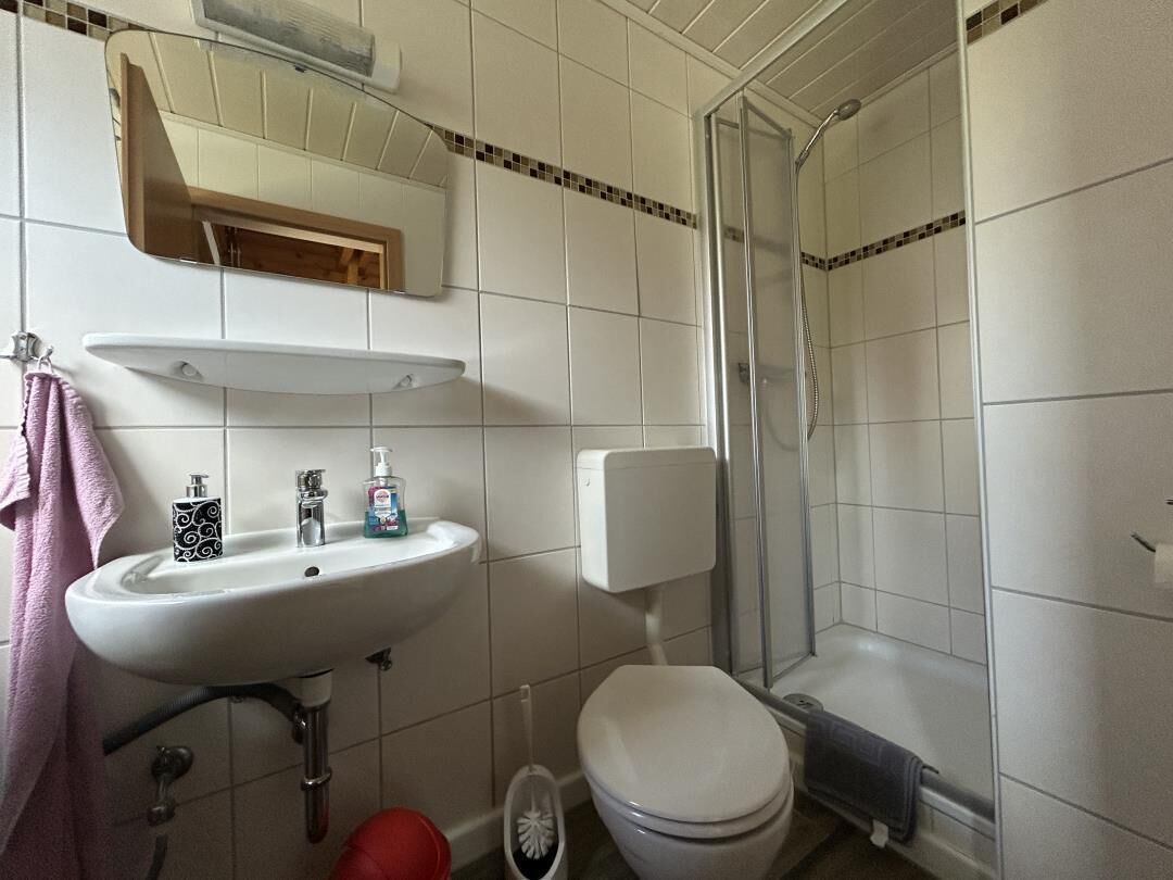 Douche, sèche-cheveux, serviettes fournies
