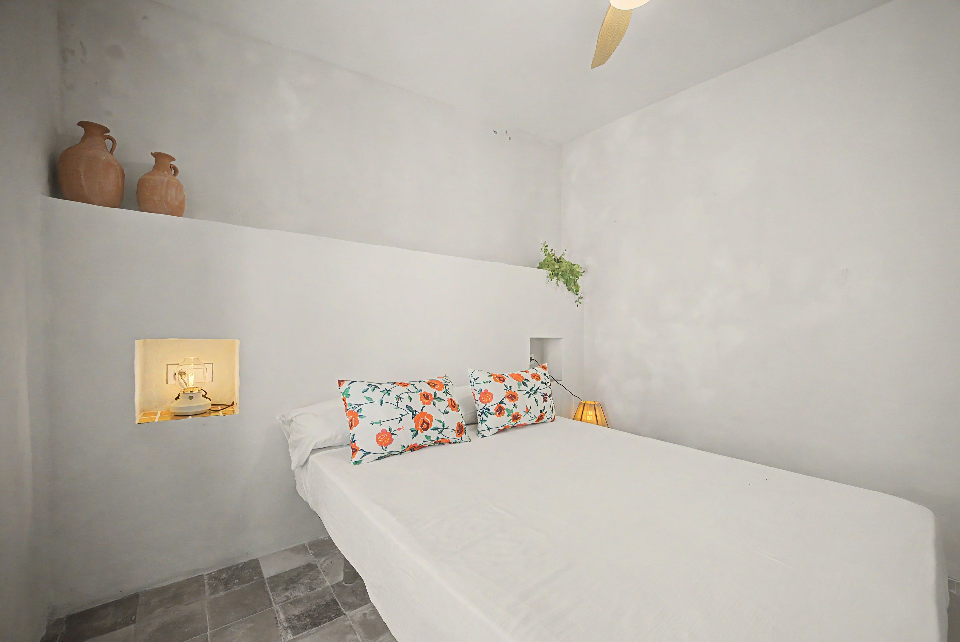 Iron/ironing board, bed sheets