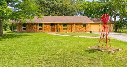 Pleasant Farms - A Luxurious Retreat with Tree House in charming Wharton