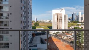 Un palazzo alto con diversi piani, un parcheggio e cielo sereno.