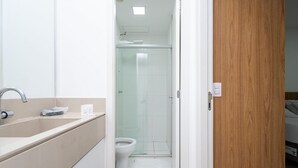Un bagno con lavandino, WC e doccia.