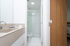 Ein Badezimmer mit Waschbecken, Toilette und Dusche.
