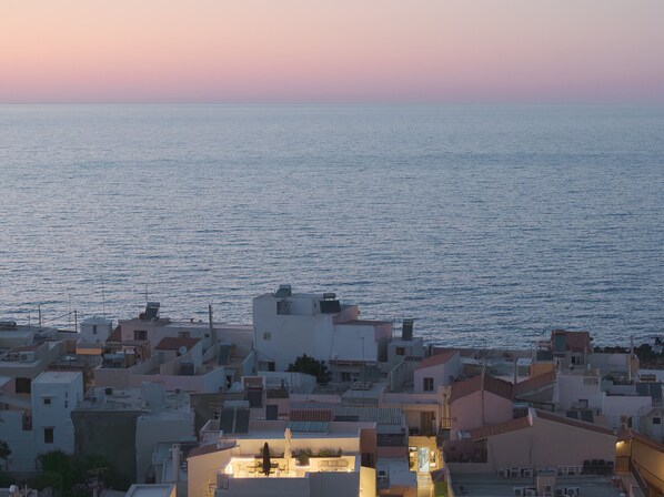Une ville côtière où les bâtiments sont situés près de l’eau et sont dotés de balcons et de terrasses.