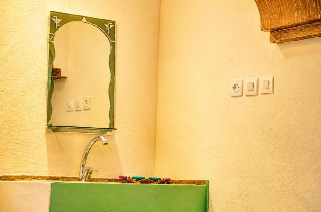 Douche, sèche-cheveux, serviettes fournies, papier toilette