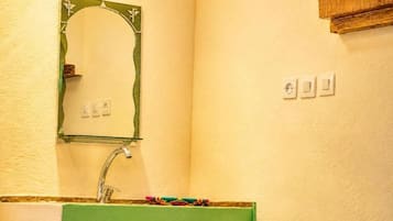 Douche, sèche-cheveux, serviettes fournies, papier toilette