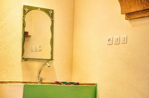 Dusche, Haartrockner, Handtücher, Toilettenpapier