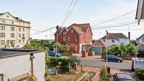 A residential street with houses, a parked van, and a clear sky. - Host Stay - Abbey House Sea View (Worthing)